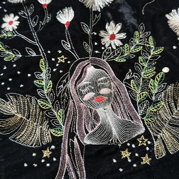 🔥SEND OFFERS🔥 NWOT ZARA Embroidered Black Velvet Skirt - Picture 4 of 8